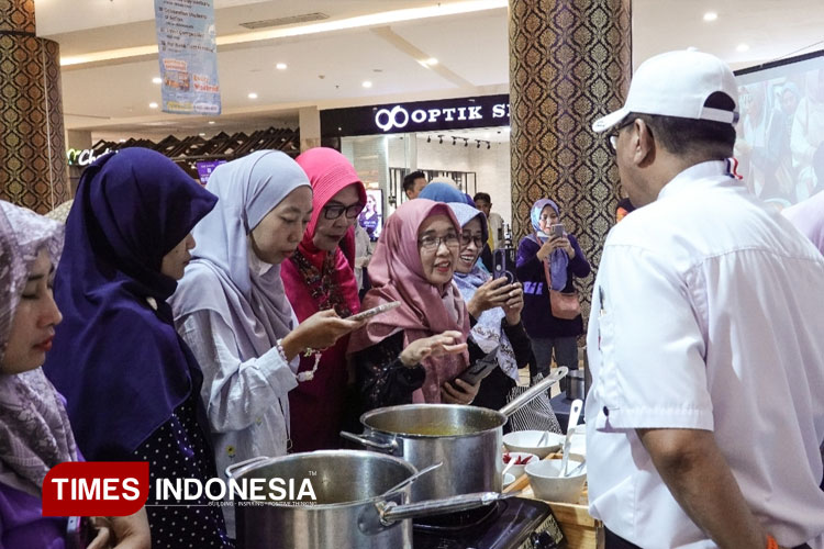 Pengunjung Gresmall saat berjubel antre untuk mencicipi kuliner buatan Chef Aston Gresik (Foto: Akmal/TIMES Indonesia).