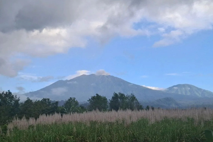 Gunung Raung Erupsi Lagi, Kolom Abu Capai 400 Meter: Status Masih Waspada