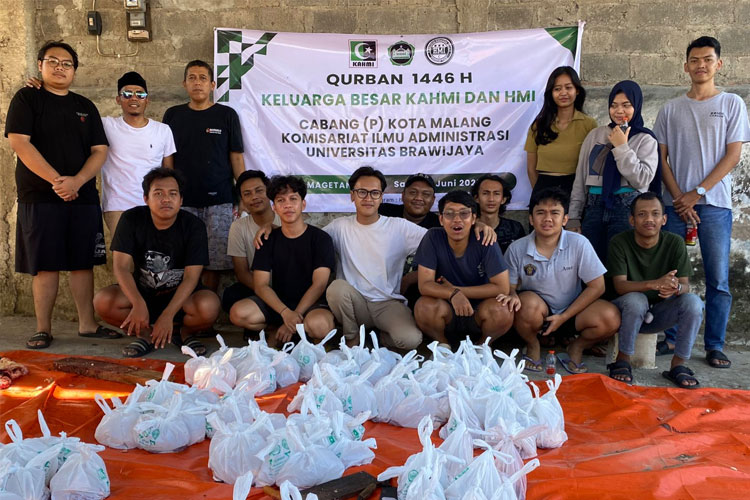Himpunan Mahasiswa Islam (HMI) dan Korps Alumni HMI (KAHMI) Fakultas Ilmu Administrasi Universitas Brawijaya (FIA UB) mengelar acara Qurban Keliling yang tahun ini digelar di Magetan. (Foto: HMI FIA UB)