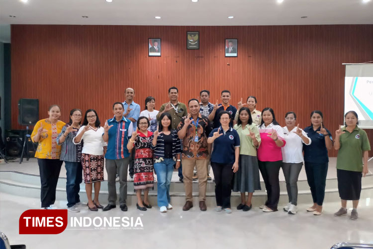 Usai pembukaan pembekalan KKN bersama Provincial Manager Inonvasi NTT Hironimus Sugi.(FOTO:Habibudin/TIMES Indonesia)