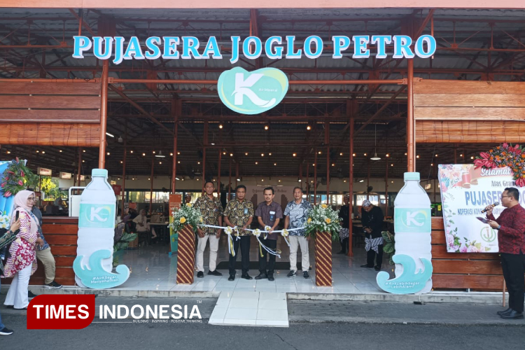 Live-musik-yang-hadir-di-Pujasera-Joglo-Petro-Kabupaten-Gresik-b.jpg