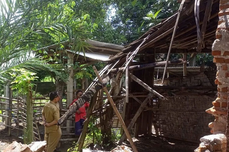 Petugas Dinas Perumahan dan Kawasan Permukiman Tulungagung saat meninjau salah satu RTLH. (FOTO: ANTARA/Soleh)