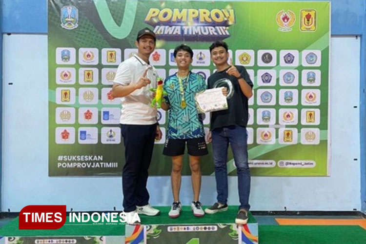 Robby Maulana Adzim (tengah) menerima medali emas didampingi oleh pembina Ahmad Luthfi (kiri) dan I Made Arie W.W.P (kanan) usai memenangkan final tenis meja tunggal putra POMPROV III di Surabaya.