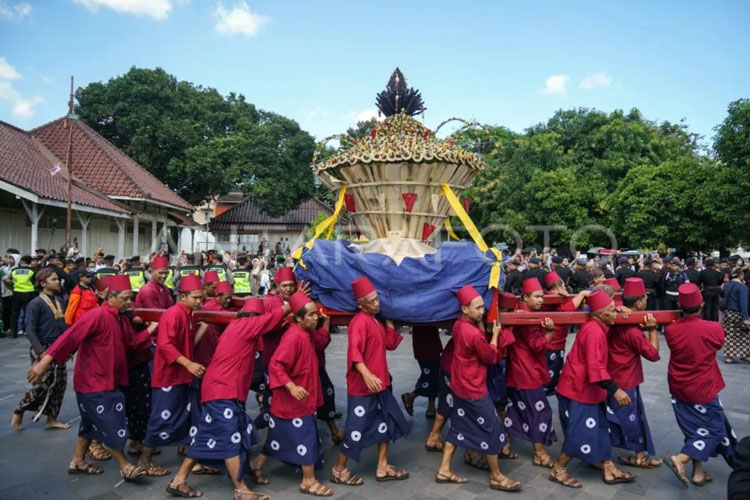 Suasana warga saat mengikuti tradisi Grebeg Besar 2025 di Masjid Gedhe Kauman Kota Yogyakarta. (FOTO: Antara)