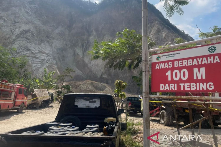 Lokasi tambang galian C di Gunung Kuda Cirebon, Jawa Barat. (FOTO: ANTARA/Fathnur Rohman)