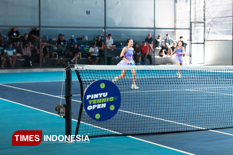 Aksi peserta tangkis bola tennis dalam ajang Tennis Open yang digelar Surabaya Tennis Club, Sabtu (7/6/2025).(Foto : Lely Yuana/TIMES Indonesia)