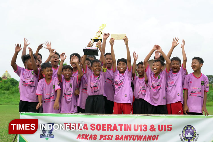 Juara 1 Piala Soeratin 2025, Tim Persip Pesanggaran U-13 merayakan kemenangannya. (Foto : Askab PSSI Banyuwangi For TIMES Indonesia)