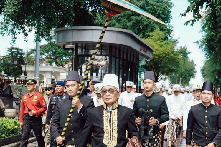 Pelaksana Harian (Plh.) Sekretaris Daerah DIY, Tri Saktiyana menuju Keraton Ngayogyakara Hadiningrat untuk menjemput pareden ubarampe gunungan yang dikawal oleh Bregada Bugis. (FOTO: Humas Pemda DIY)