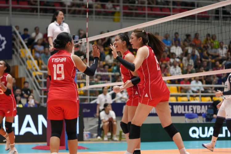 Yolla Yuliana dkk (merah) harus mengakui keunggulan Iran 2-3 di pertandingan awal AVC Nations Cup 2025. (Foto:PBVSI)