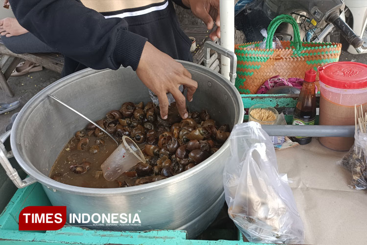Penjual sedang menyajikan kreco kuah dari panci besar berisi kreco yang menggugah selera. (Foto: Arli Ochaputri Hartono/TIMES Indonesia)