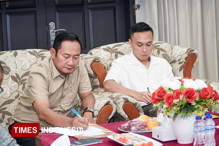 Bupati Lamongan Yuhronur Efendi dan Wakil Bupati Dirham Akbar Aksar memaparkan capaian program prioritas di refleksi 100 hari kerja, di Guest House Pendopo Kabupaten Lamongan, Sabtu (7/6/2025). (FOTO: Ardiyanto/TIMES Indonesia)