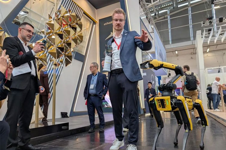 Spot, robot anjing berwarna kuning yang kini dilatih untuk mendeteksi dan membantu pengelolaan kargo udara. (Foto: antara)