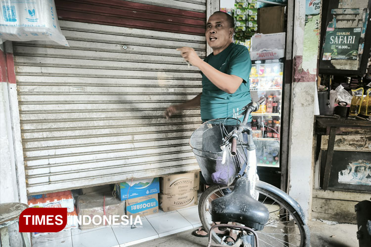Surojo menunjukkan roling door tokonya yang dicongkel maling. (Foto: Sri Hartini/TIMES Indonesia)