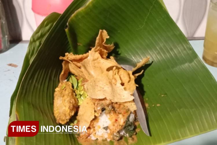 Seporsi Nasi Pecel Mbah Mbleh dengan ciri khas pincuknya dengan berbungkus daun pisang. (Foto: Setya Tri We Nardhy/TIMES Indonesia)