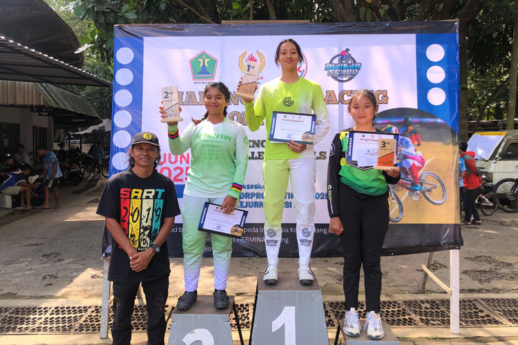Balqis di podium kejuaraan Women Open 17 Up BMX Racing KONI Cup-2 Malang.