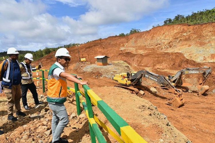 Menteri Energi dan Sumber Daya Mineral (ESDM) Bahlil Lahadalia (kanan) meninjau tambang PT Gag Nikel dan mendengarkan aspirasi masyarakat setempat di Pulau Gag, Raja Ampat, Papua Barat Daya, Sabtu (7/6/2025). (ANTARA/HO-Humas Kementerian ESDM)