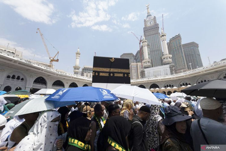 Jemaah haji melakukan tawaf ifadah mengelilingi Ka'bah di Masjidil Haram, Makkah, Arab Saudi. Jemaah haji melakukan tawaf ifadah yang menjadi rukun haji usai melakukan wukuf di Arafah dan lempar jamrah di Jamarat. (FOTO: ANTARA FOTO/Sigid)