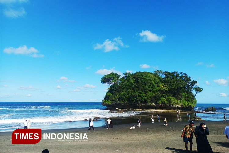 Banyak Spot Foto, Daya Tarik Pantai Madasari Pangandaran yang Memikat Wisatawan