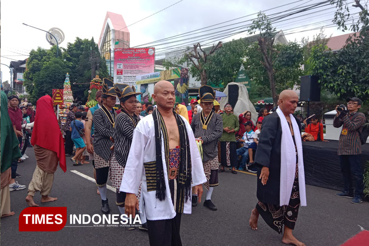 Suasana ribuan menyaksikan Pawai Gunungan Lintas Agama di Yogyakarta. (FOTO: Zidniy H/TIMES Indonesia)