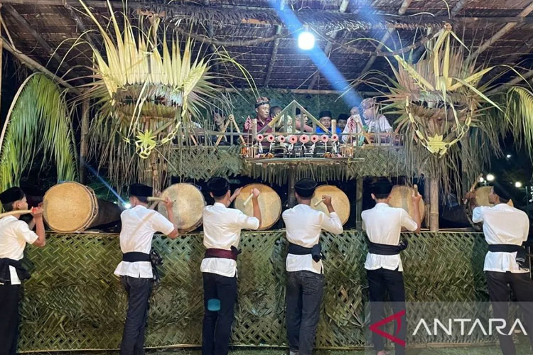 Sejumlah warga menabuh bedug pada saat tradisi ngadu bedug di Alun-alun Pandeglang, Banten, Sabtu (7/6/2025) malam. (Foto: ANTARA/Desi Purnama Sari)