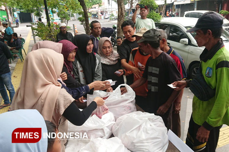 KWG Sembelih Enam Hewan Kurban, Ratusan Paket Daging Dibagikan ke Warga Gresik