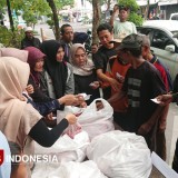 KWG Sembelih Enam Hewan Kurban, Ratusan Paket Daging Dibagikan ke Warga Gresik