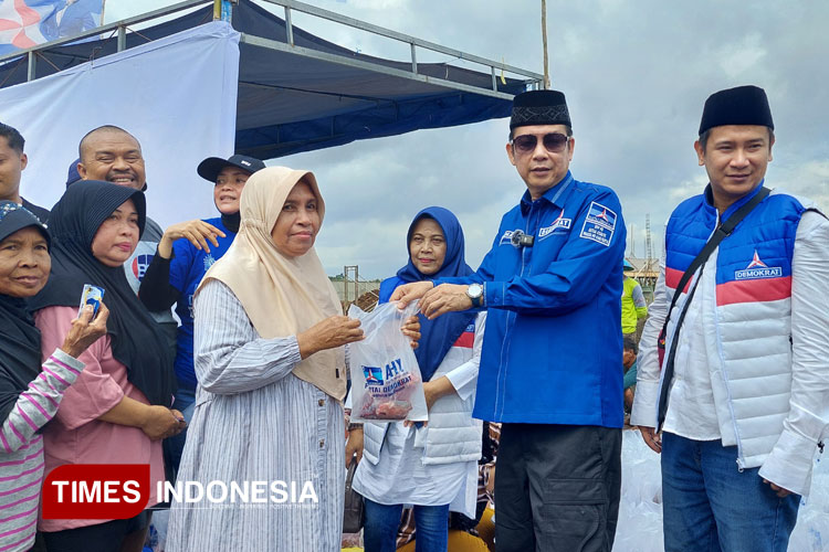 Ketua DPC Partai Demokrat Banyuwangi, Michael Edy Hariyanto, SH, MH. menyalurkan daging kurban kepada masyarakat Desa Bubuk. (Foto: Anggara Cahya/TIMES Indonesia)