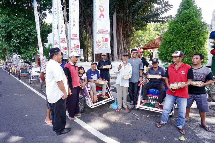 Lewat 'Banyuwangi Berbagi', ASN Pemkab Banyuwangi Salurkan Ribuan Paket Sedekah Daging
