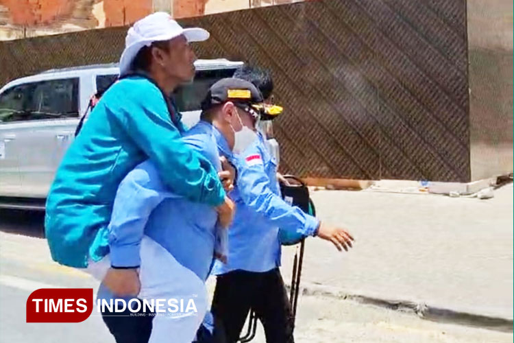 Pantau Jemaah Haji, Irjen Kemenag Gendong Lansia di Makkah