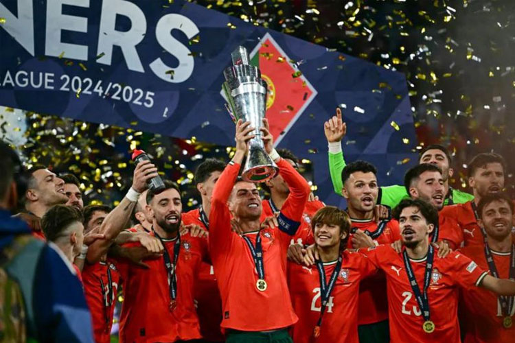 Kapten Portugal Cristiano Ronaldo (tengah) mengangkat trofi UEFA Nations League setelah menjadi juara dengan mengalahkan Spanyol di partai final, di Stadion Allianz Arena, Muenchen, Jerman, Minggu (8/6/2025). (FOTO: ANTARA/UEFA.com)