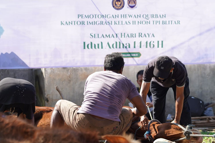 Kantor Imigrasi Blitar membagikan 400 paket daging untuk warga sekitar. (Foto: Dok Kanim Blitar)