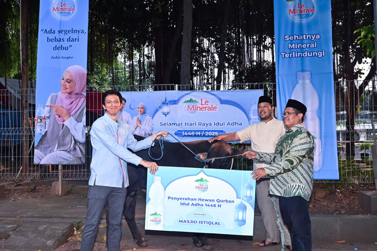 Le Minerale menyerahkan hewan kurban dan air mineral kepada panitia Idul Adha di Masjid Istiqlal, Jakarta (Foto: Le Minerale)