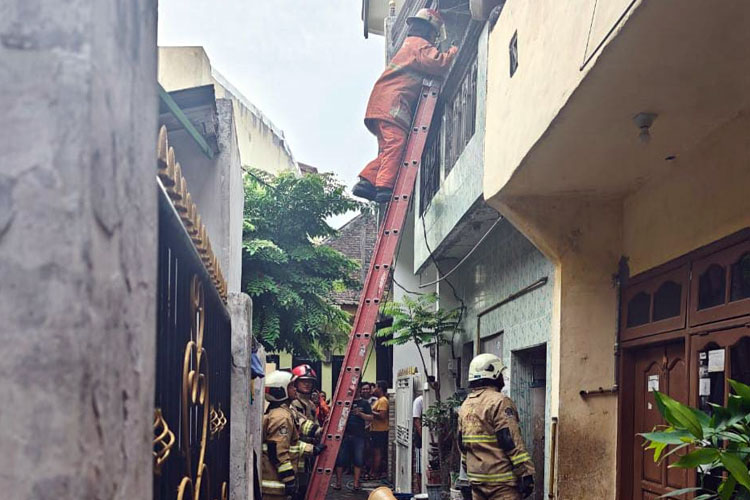 Rumah di Jalan Gresikan, Kecamatan Pacar Keling Kelurahan Tambaksari terbakar, korban luka bakar penghuni rumah, Nani (70), Senin (9/6/2025). (Foto: Dok.PMK Surabaya)