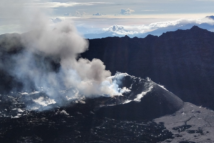 Gunung Raung Terus Erupsi, Tim Pemantau dari Banyuwangi Pastikan Kondisi Kawah