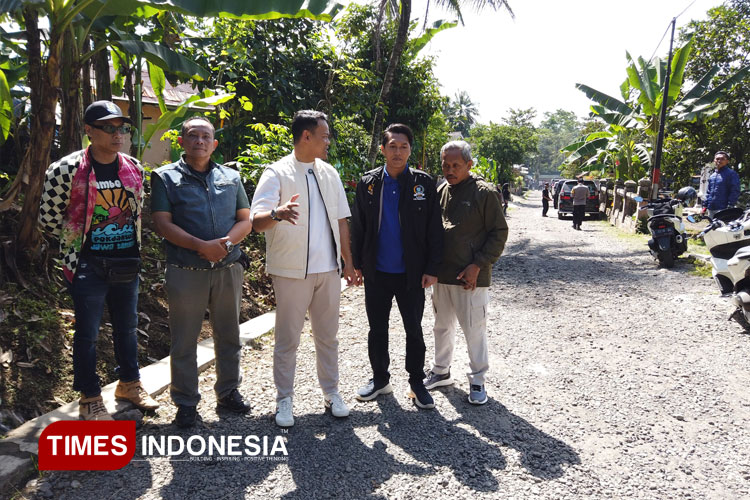 Bupati Purbalingga, Fahmi Muhammad Hanif saat melakukan kunjungan ke lokasi wisata Situ Tirta Marta di Desa Karangcegak. (FOTO: Dok Kominfo Purbalingga for TIMES Indonesia)
