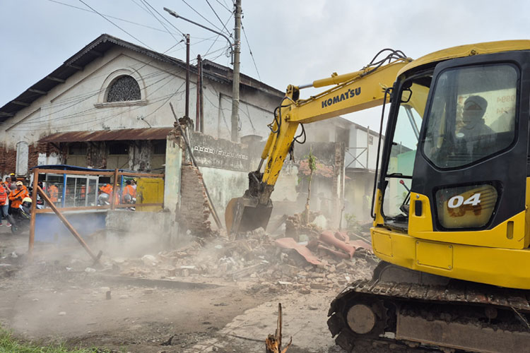 Aktivitas penertiban aset PT KAI Daop 7 Madiun di Jalan Anggrek Kota Madiun. (Foto: Humas Daop 7 Madiun for TIMES Indonesia)
