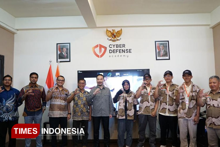 Delegasi Diaas.in India, Akademisi Polinema, CEO KEK Singhasari, Peserta Penerima Penghargaan, Program Coordinator SEAL di Acara Penutupan Cyber Defense Academy Peleton 1, Gedung CDA KEK Singhasari, 5 Juni 2025. (FOTO: AJP TIMES Indonesia)