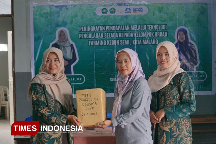 Tim dosen program studi Agribisnis Fakultas Pertanian Unisma Malang melakukan Pengabdian Kepada Masyarakat kepada Kelompok Urban Farming Kebun Semi di Kelurahan Tunjungsekar Kota Malang. (FOTO: AJP TIMES Indonesia)