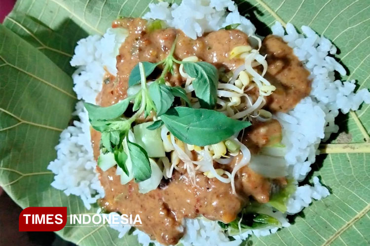 Wisata Rasa: 4 Destinasi Kuliner Nasi Pecel Godong Jati Khas Nganjuk
