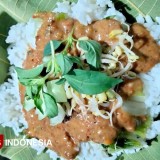 Wisata Rasa: 4 Destinasi Kuliner Nasi Pecel Godong Jati Khas Nganjuk