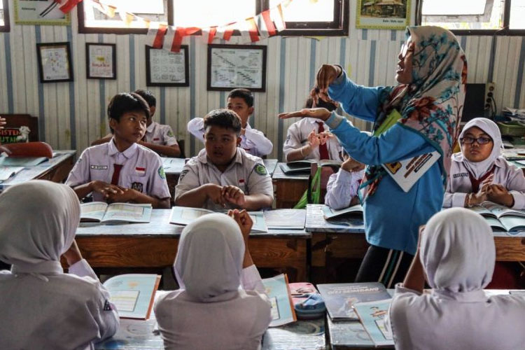 Guru menyampaikan materi pelajaran kepada siswa dalam kegiatan belajar mengajar di SDN Pekunden, Semarang, Jawa Tengah, Selasa (12/11/2024). (FOTO: ANTARA FOTO/Makna Zaezar/Spt)