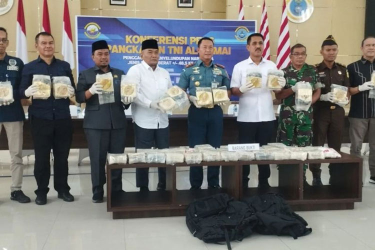 Barang bukti diperlihatkan saat konferensi pers Lanal Dumai terkait penggagalan penyelundupan 48,5 kg sabu sabu di Perairan Dumai, Riau. (Foto:Antara/Abdul Razak)