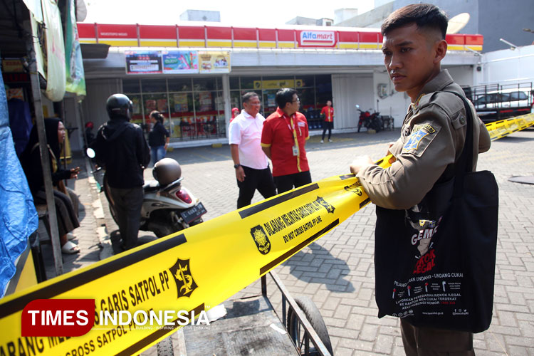 Wali Kota Surabaya Segel Lahan Parkir Toko di Dharmahusada yang Tak Ada Jukir Resmi