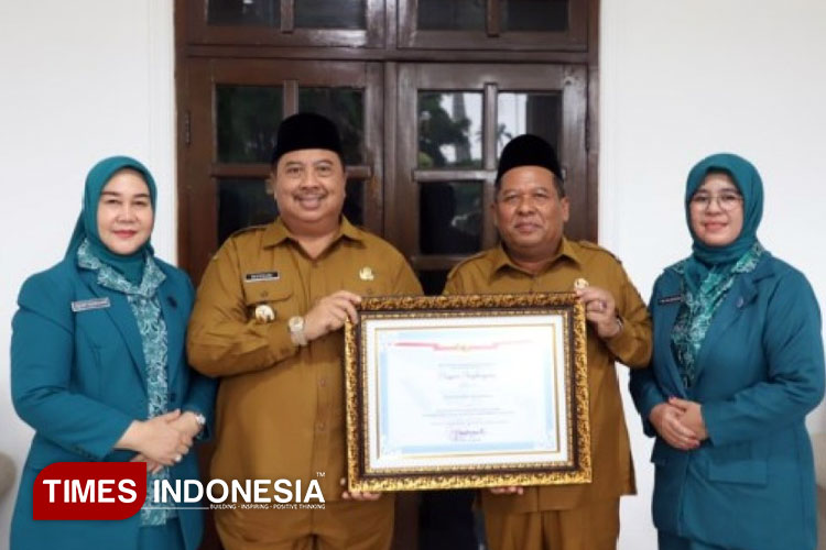 Warsubi-Salman pasangan Bupati dan Wakil Bupati Jombang bersama istrinya. (FOTO: Dok. Pemkab Jombang for TIMES Indonesia)