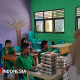 Sebanyak 2.346 Pelajar di Sumba Timur Terima Makanan Bergizi Gratis