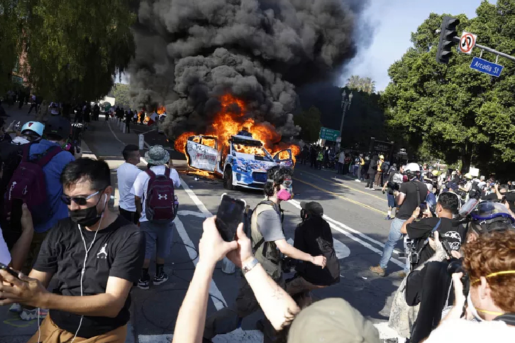 Los Angeles Rusuh, Gubernur California Ancam Presiden Donald Trump
