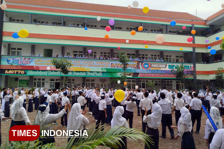 Tidak Harus Hura-Hura, Perpisahan ala Siswa Spenma Madiun di Halaman Sekolah