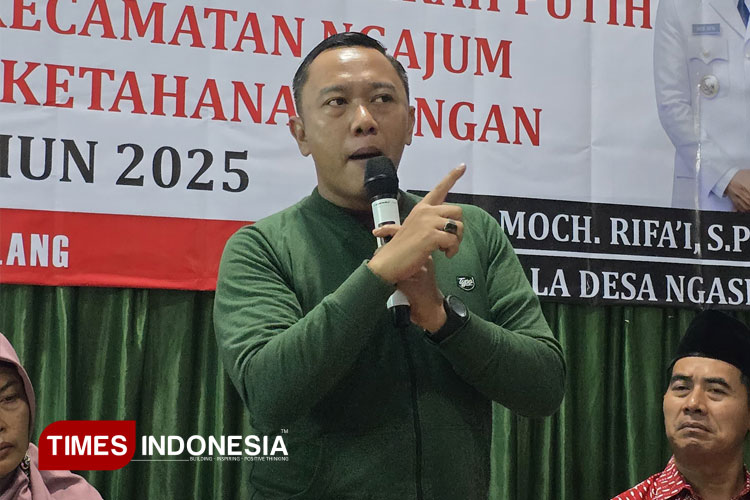 Wakil Ketua DPRD Kabupaten Malang, Alayk Mubarak (berdiri), saat kunjungan pembentukan Kopdes Merah Putih. (Foto: Amin/TIMES Indonesia)