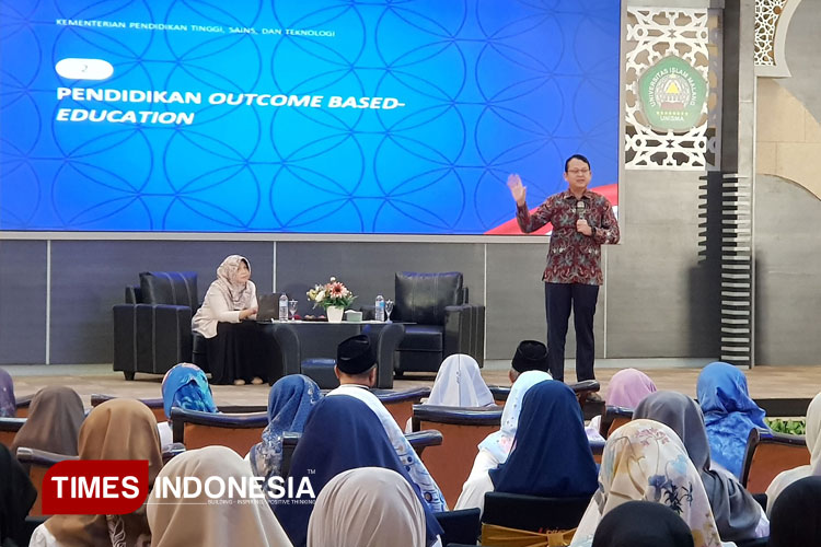 Plt. Direktur Pembelajaran dan Kemahasiswaan Kemendikti Saintek, Dr. Berry Juliandi, S.Si., M.Si saat mengisi seminar di Universitas Islam Malang, Rabu (11/6/2025). (FOTO: Achmad Fikyansyah/TIMES Indonesia)