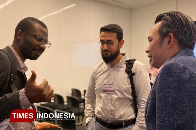 Bupati Jember Muhammad Fawait saat ngobrol bersama. (Foto : M. Abdul Basid / TIMES Indonesia)